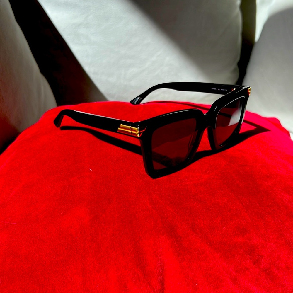New Large Bottega Venetia sunglasses